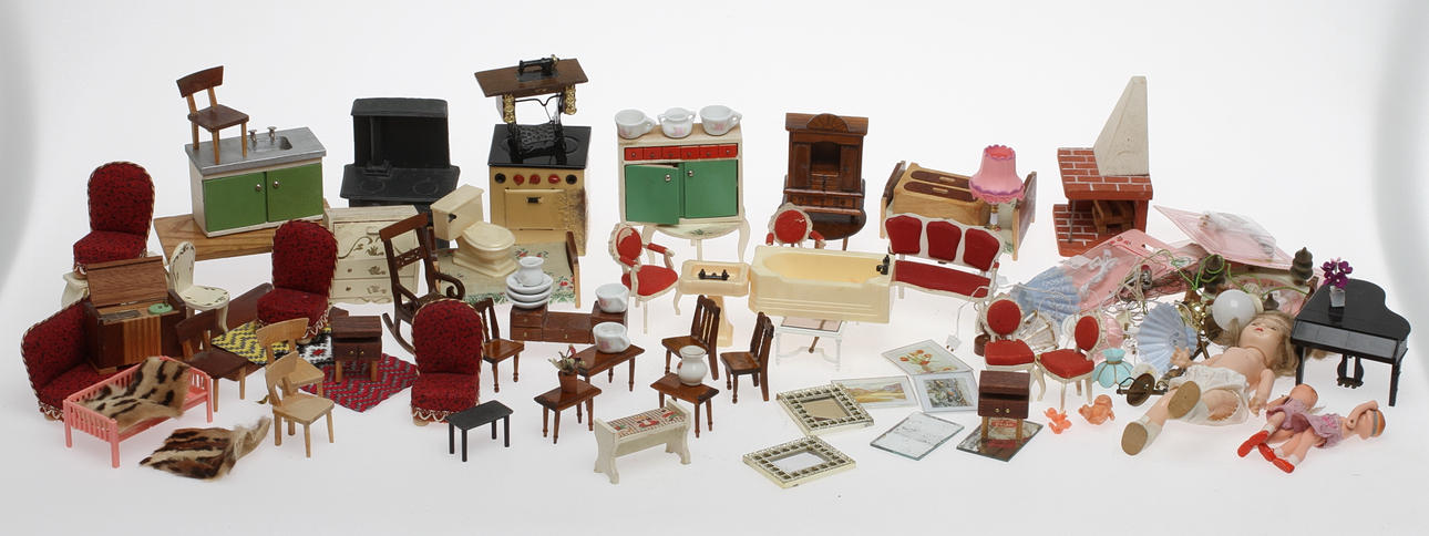 DOCKSKÅPSMÖBLER och MINDRE DOCKOR 1950 - 60 tal.