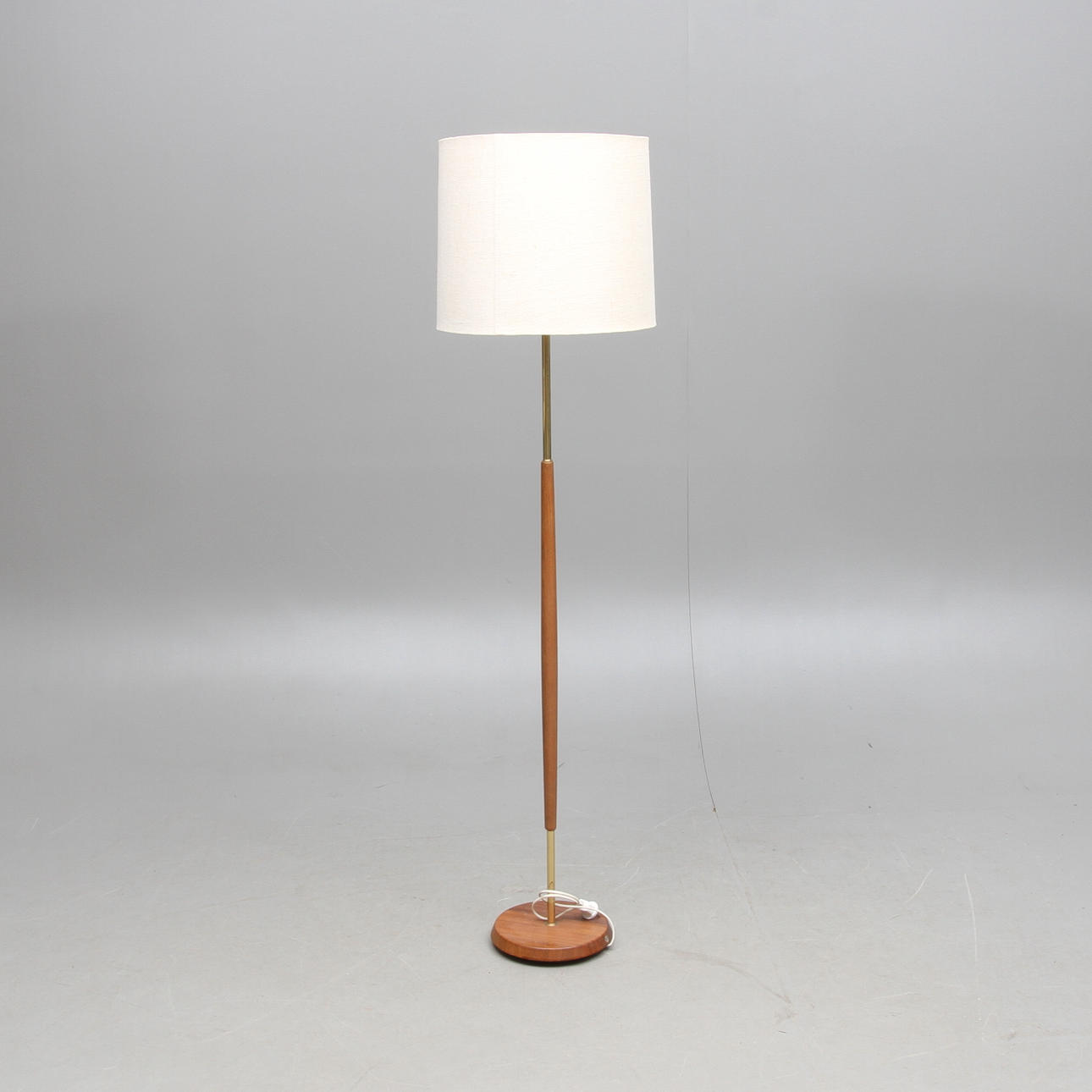 GOLVLAMPA, stomme i teak och gulmetall, 1900-tal.