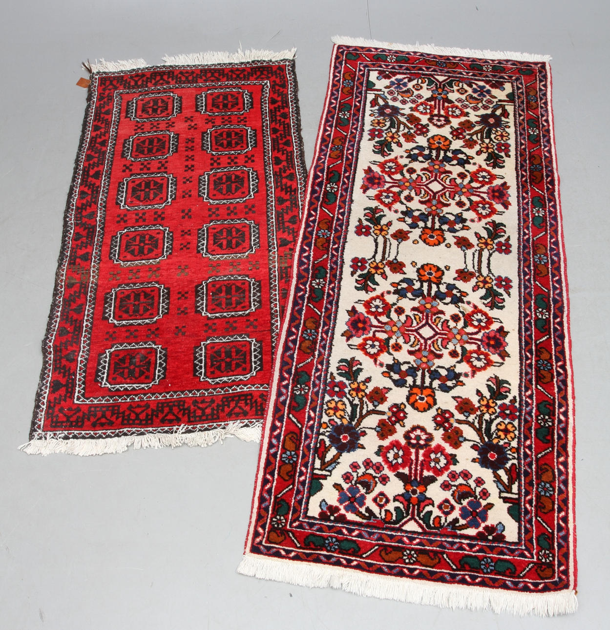 GALLERIMATTOR, 2 st, orientaliska, ca 151x178 resp. 194 x 80 cm.