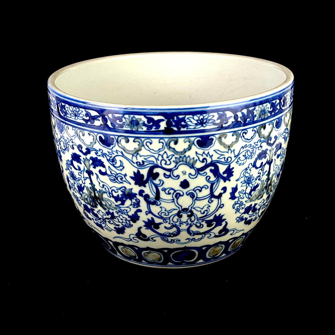 19TH C. CHINESE PORCELAIN POT.