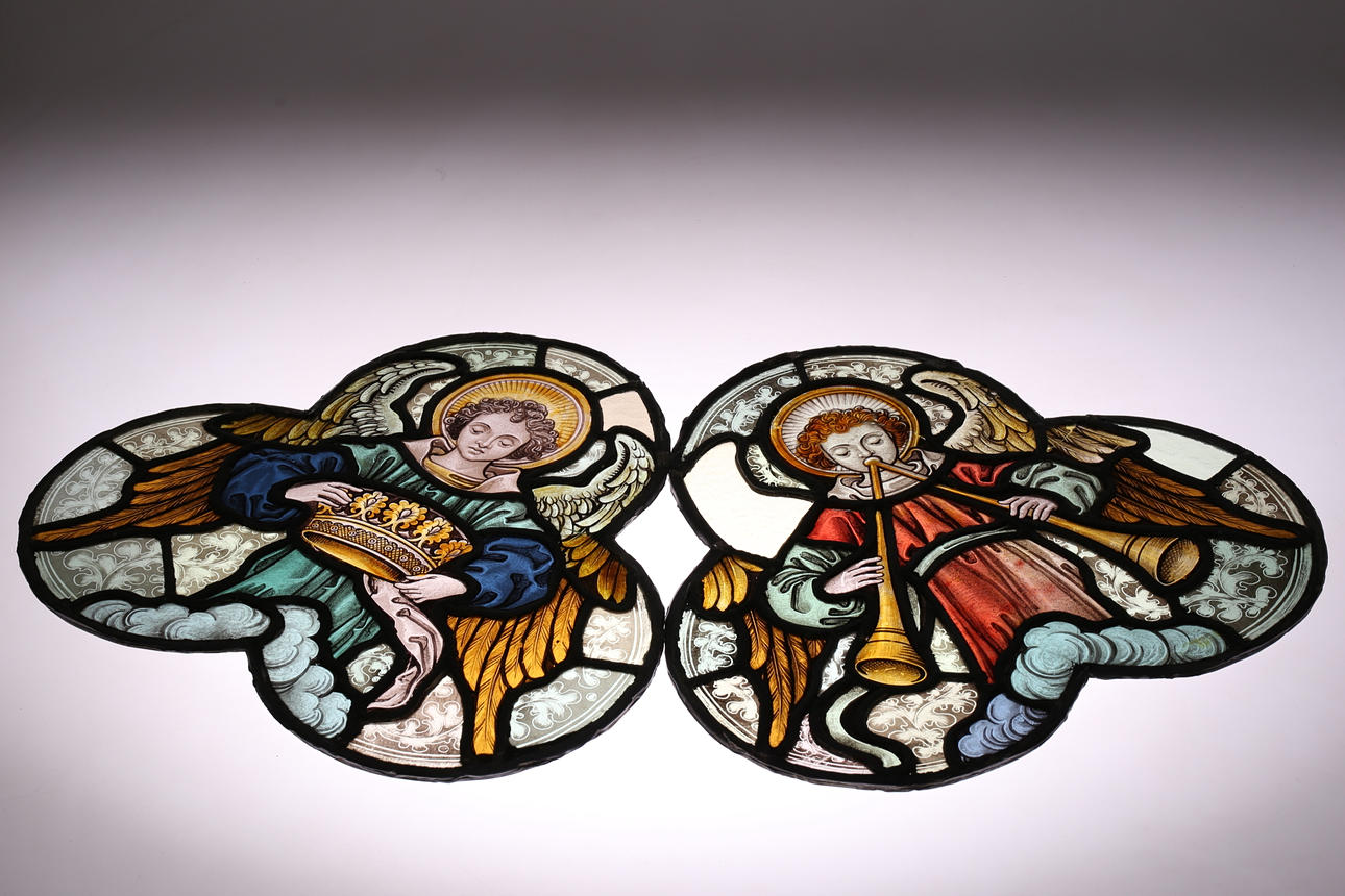 Un par de rosetones de vitrales, antiguos.