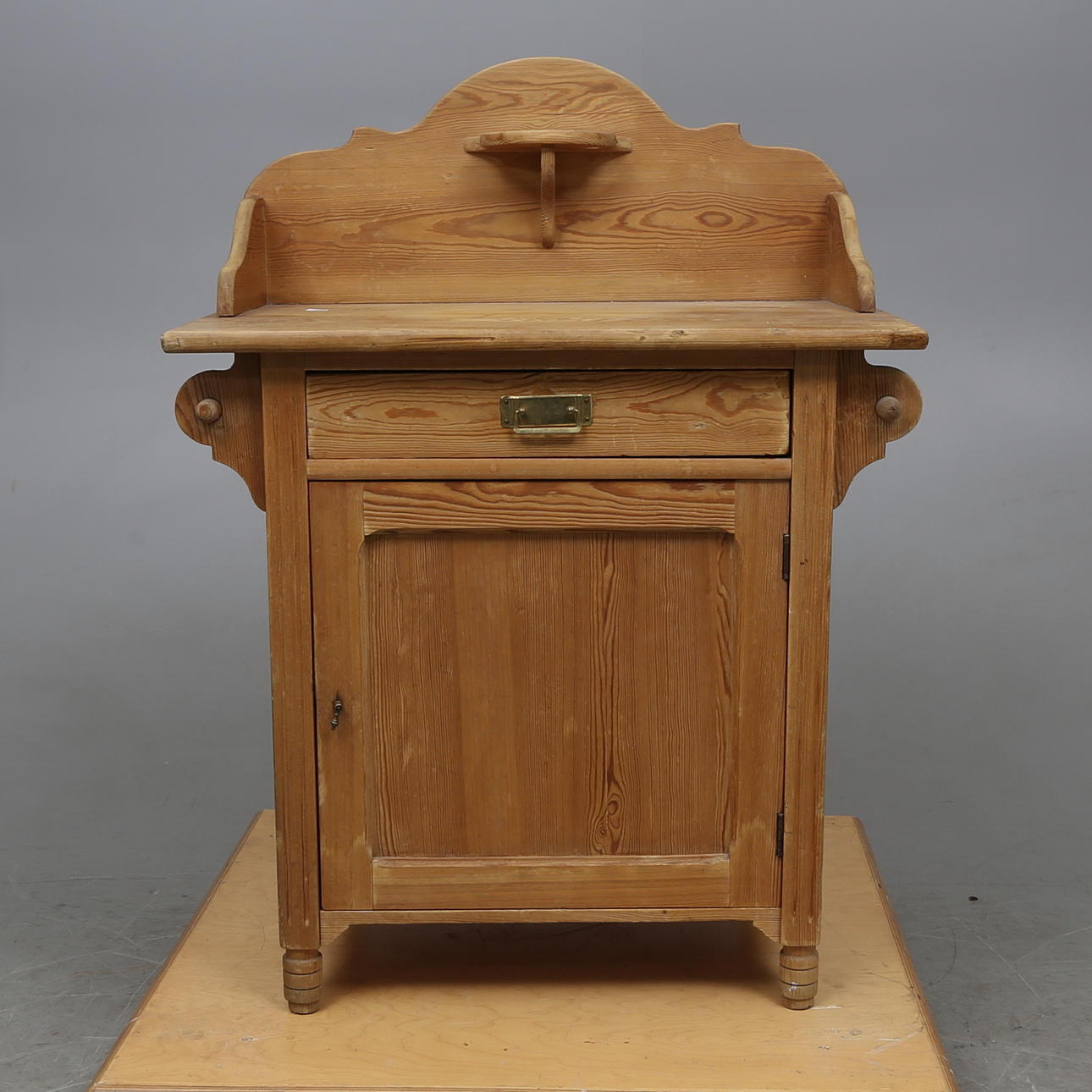 KOMOD, omkring 1900.