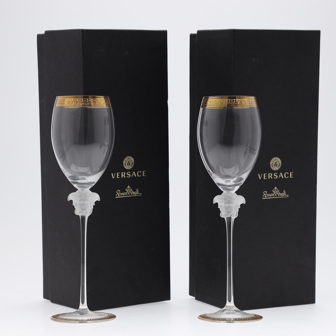 A pair of wine glasses, crystal glasses, Versace, Rosenthal, Medusa d'Or,  21st century (2). Glass - Utility glass - Auctionet