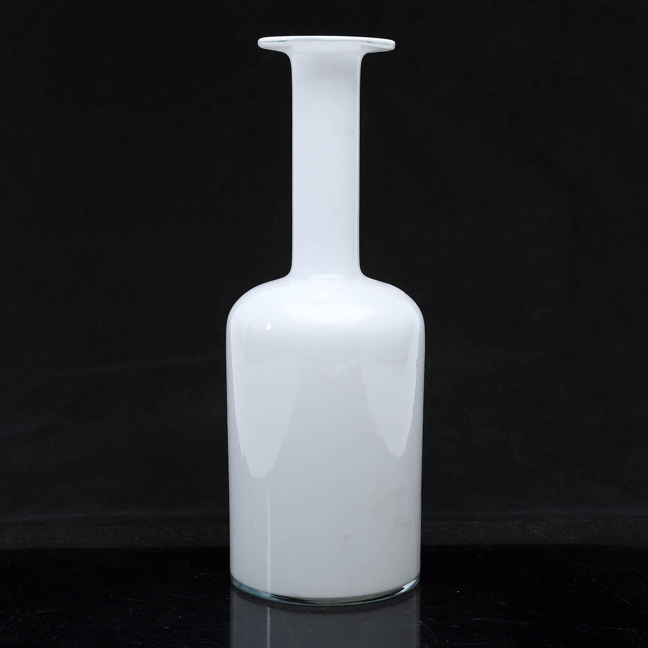 VAS av glas, vit. Otto brauer. Holmegaard.