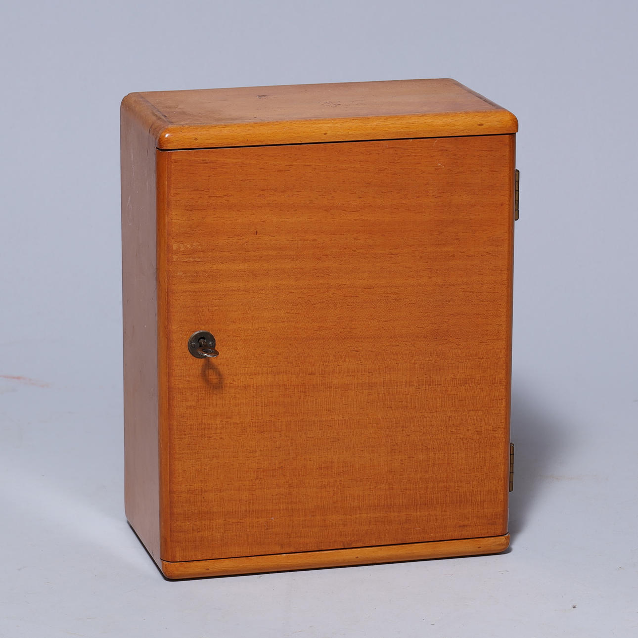 Litet väggskåp i bok Danmark ca 1950-tal.