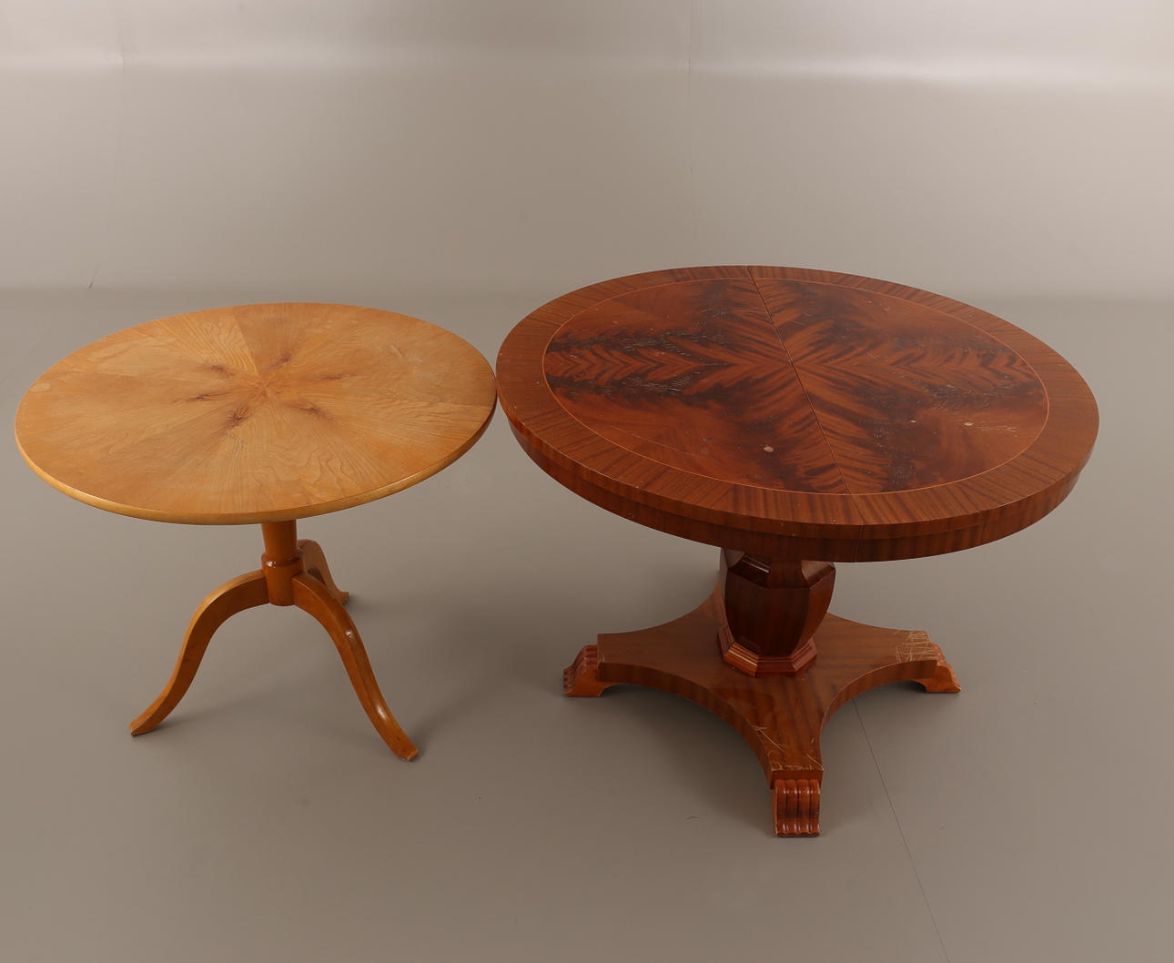 Pelarbord, 2 stycken.