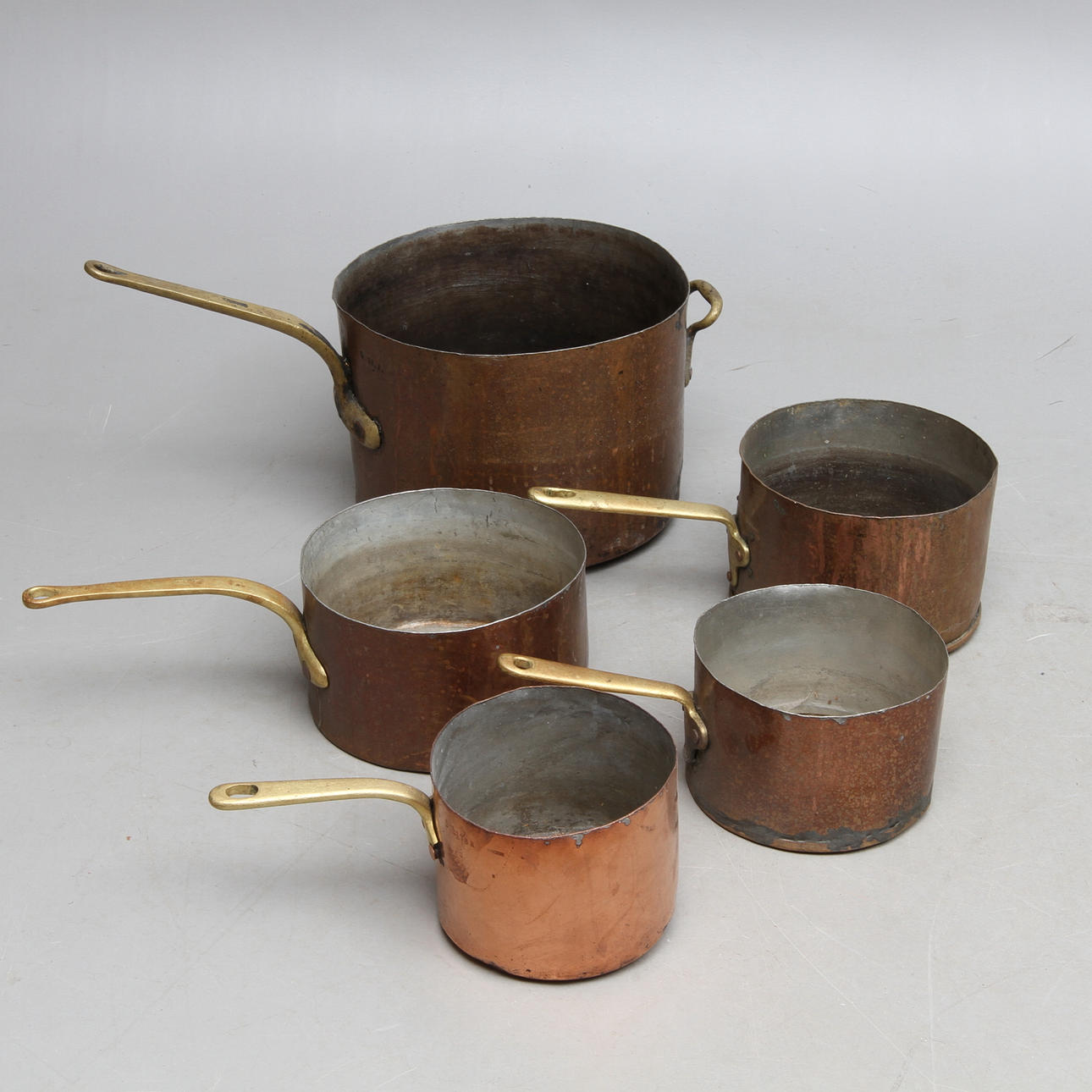 KASTRULLER, 5 st med mässingsgrepp, delvis märkta, 1800/1900-tal.