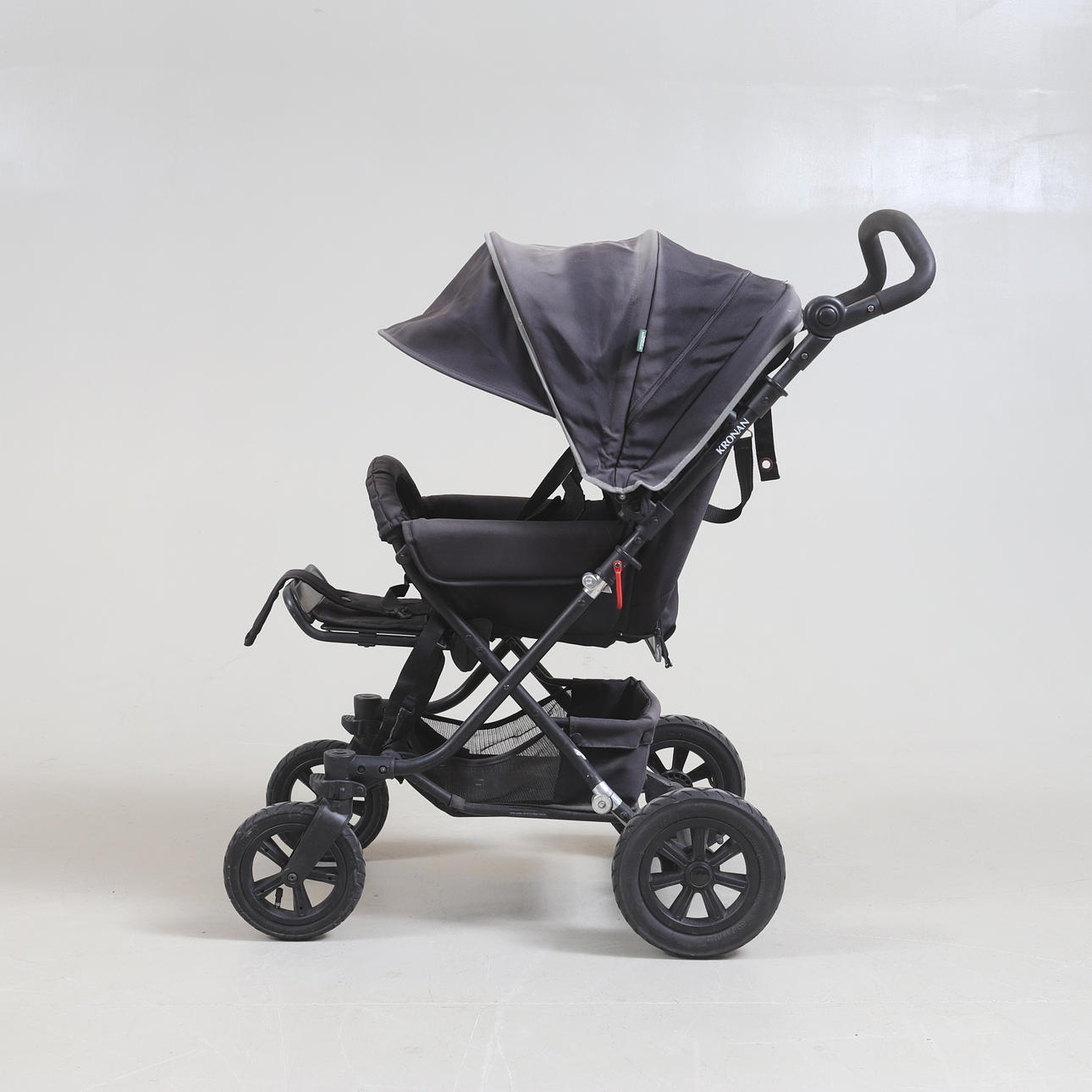 KINDERWAGEN, DIE KRONE.