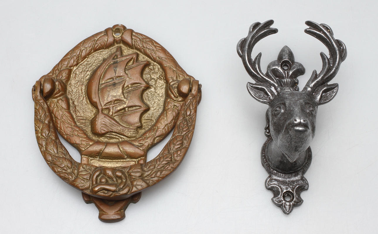 DÖRRKLÄPPAR, 2 st, i form av hjorthuvud och skepp, 1900-tal.