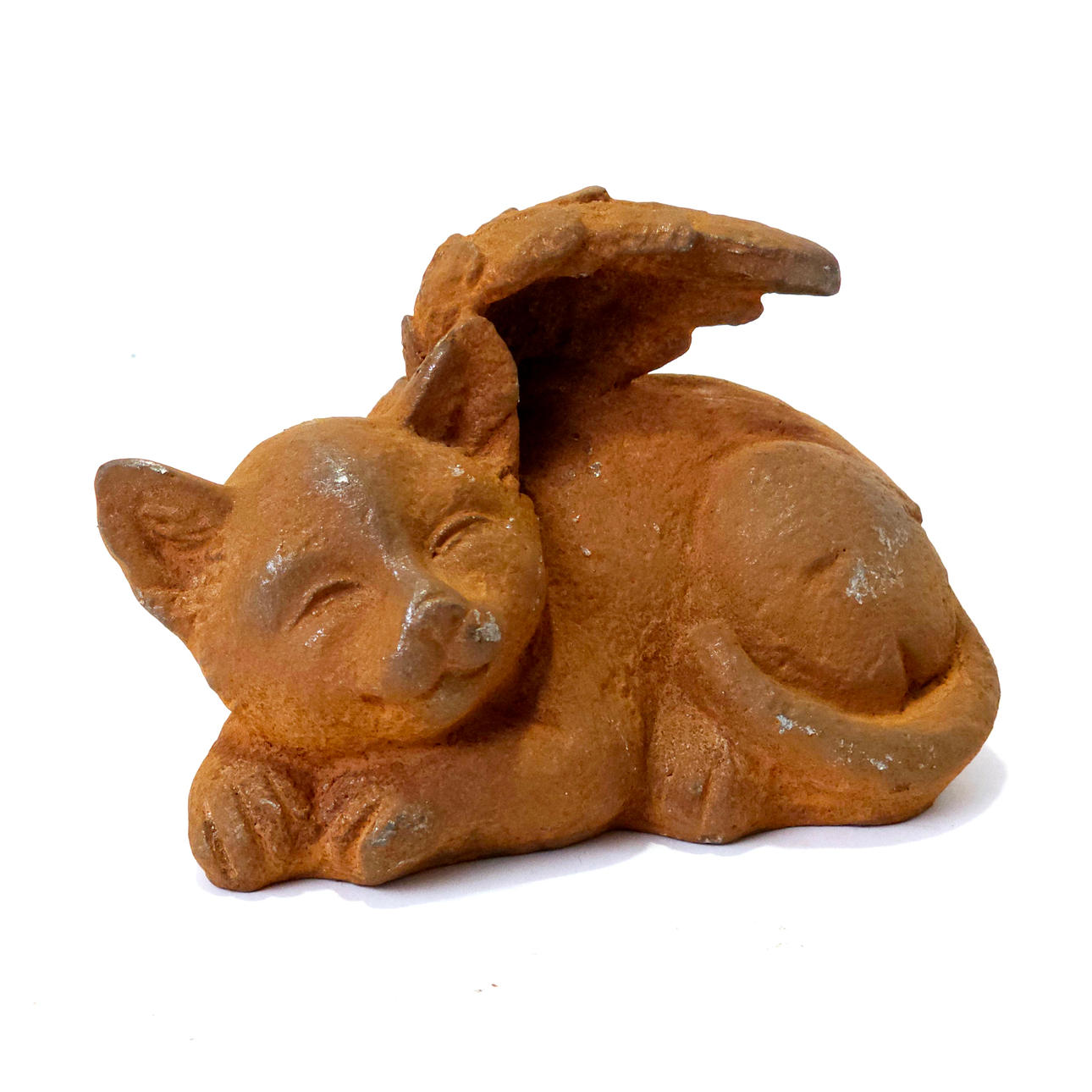 FIGUR EINER KATZE MIT FLÜGELN AUS EISEN.