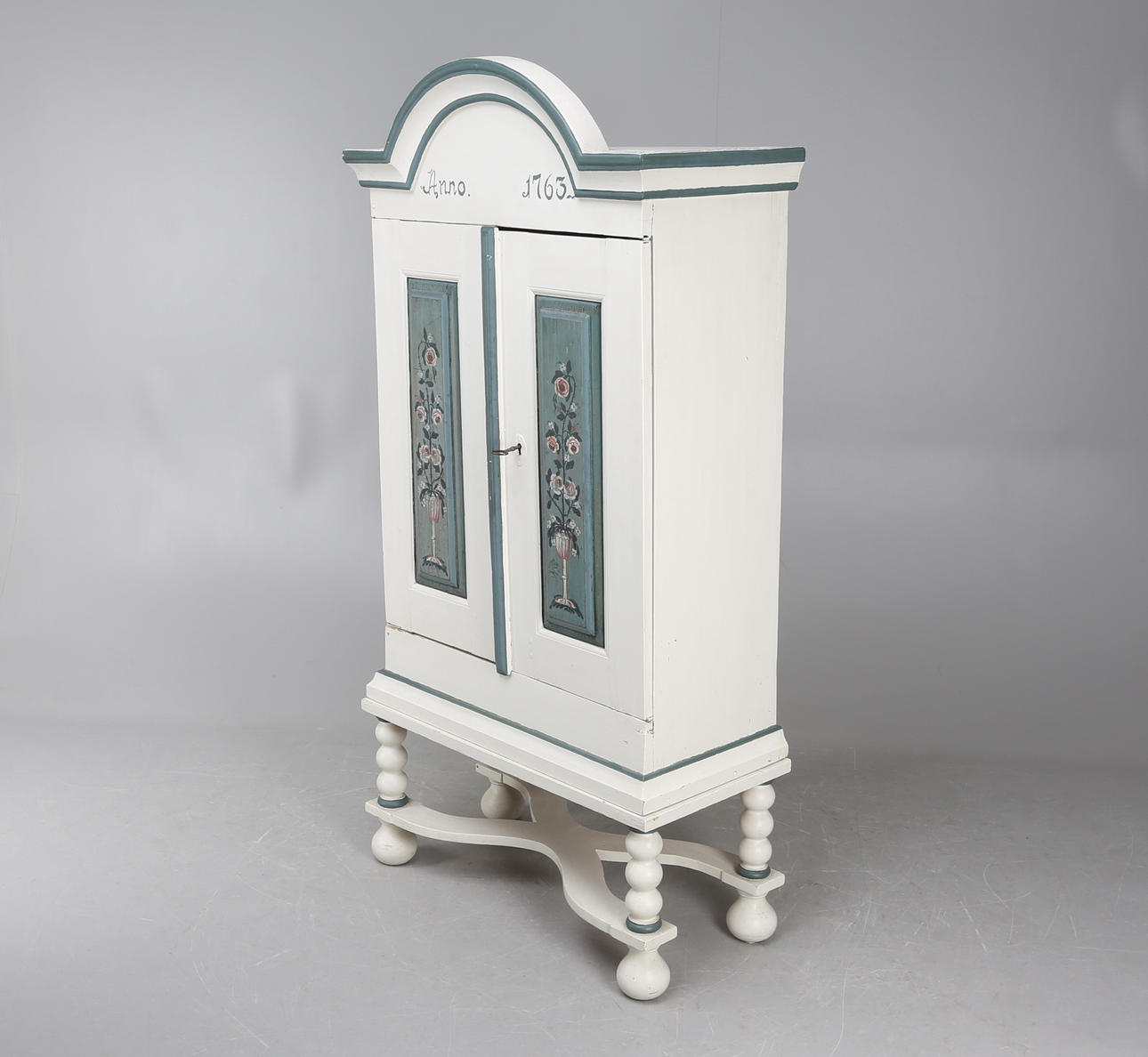 SKÅP, svängt krön, 1700-tal.