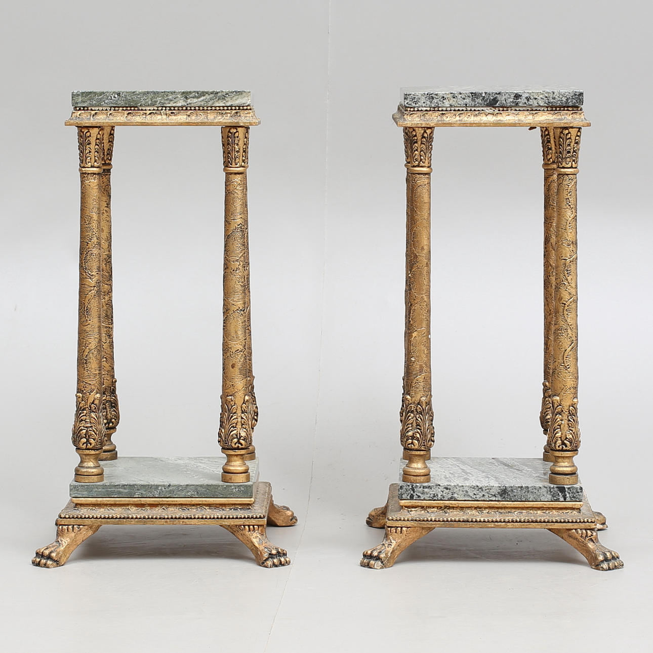 PIEDESTALER, ett par, förgyllda med marmorskivor.