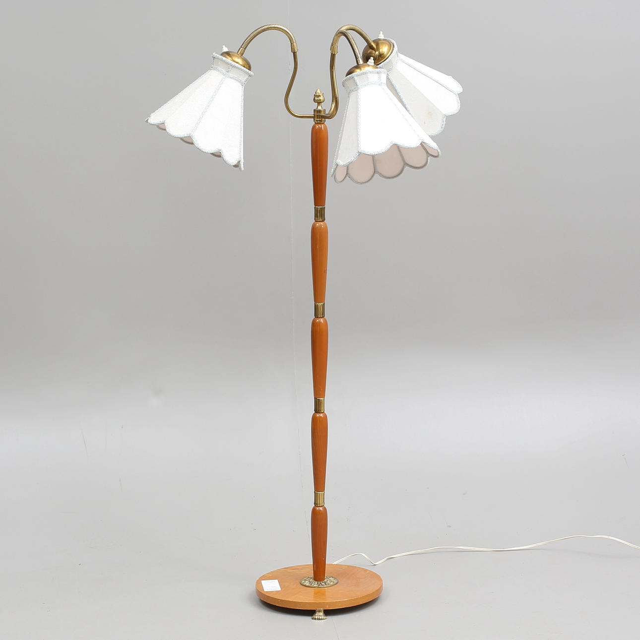 GOLVLAMPA, mässing och trä, Eskilstuna Elektrofabrik, trearmad, 1940/50-tal.