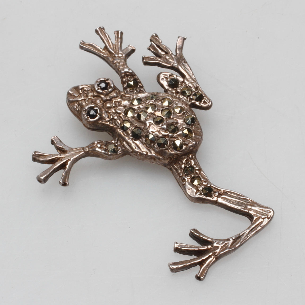 BROSCH, i form av groda, silver med markasiter, 1900-talets andra hälft.