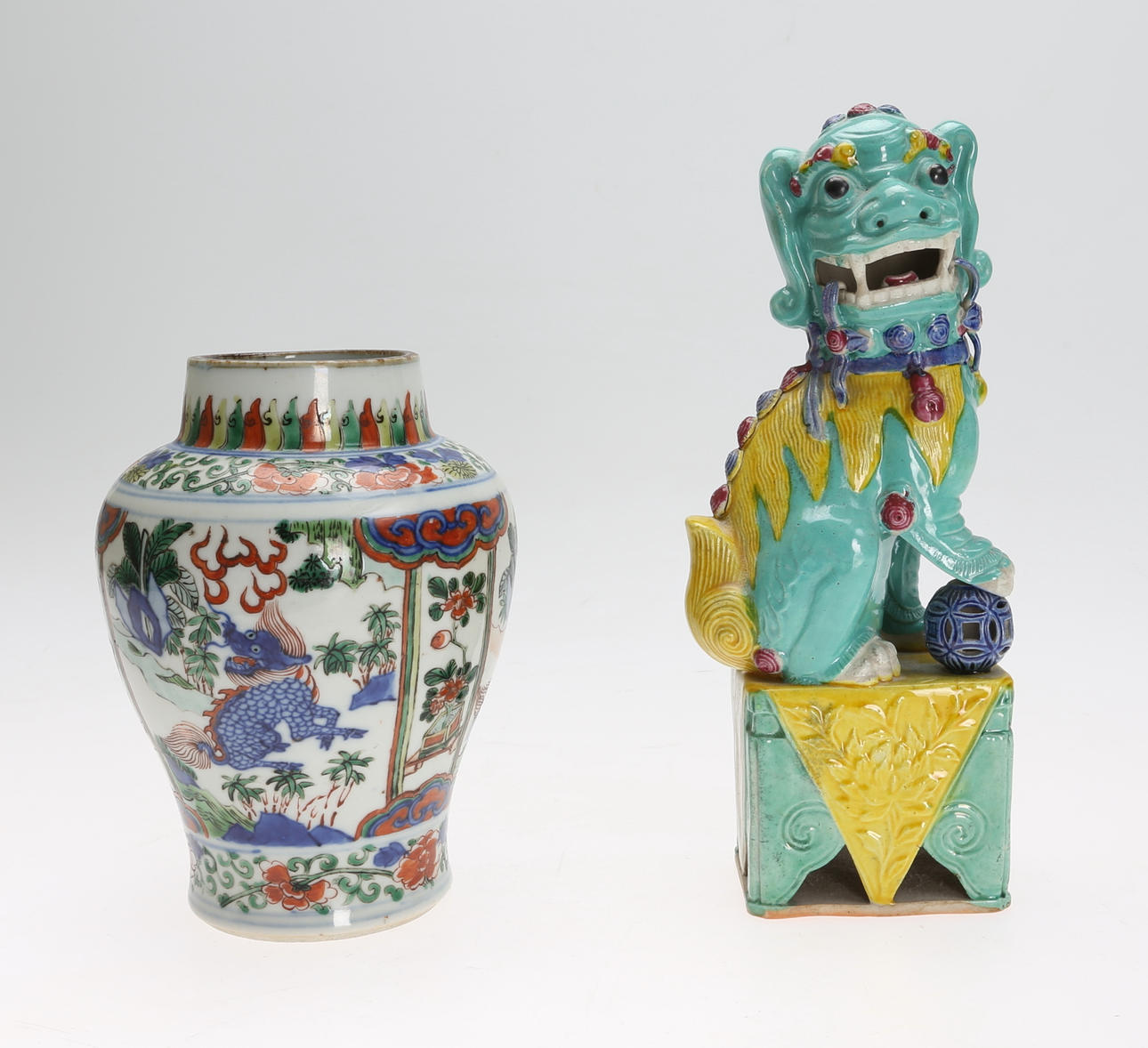 VAS samt FOHUND, 2 delar, porslin, Kina, 1900-tal.