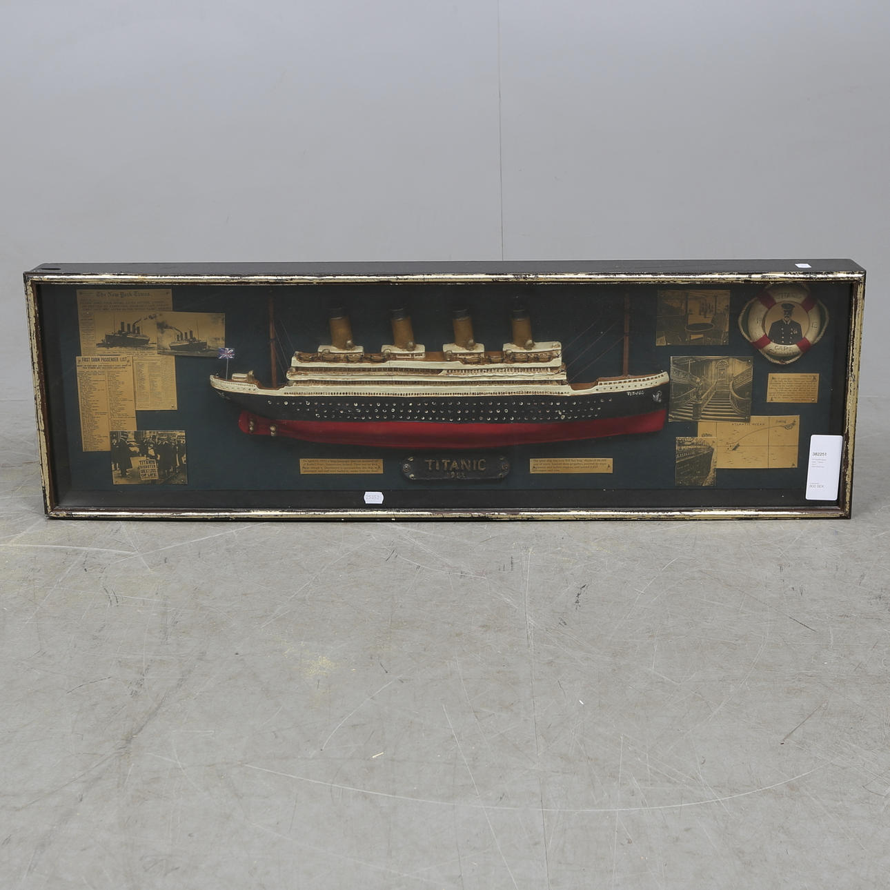 TITTSKÅP/DIORAMA, "Titanic 1912", 1900/2000-tal.