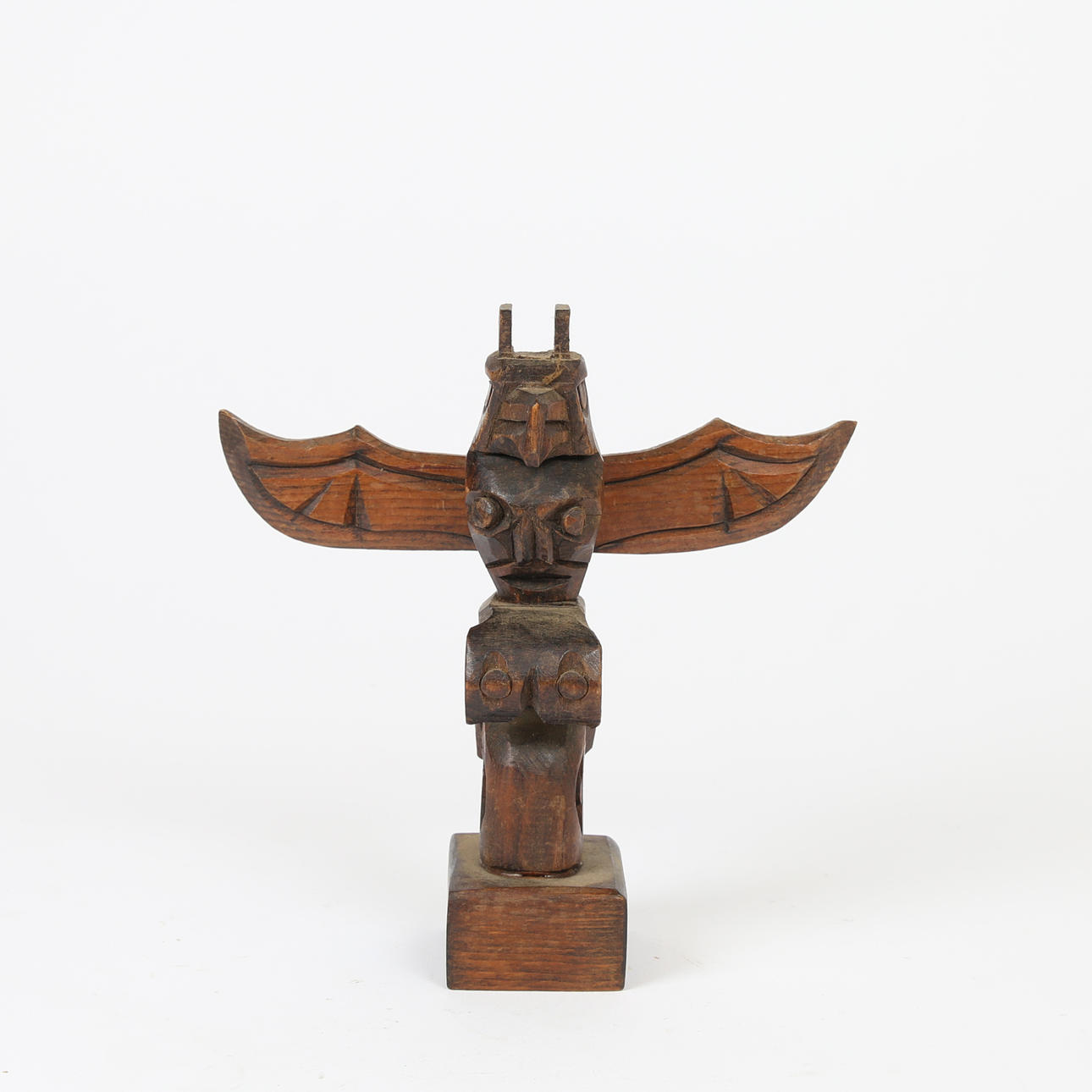 UN TÓTEM TALLADO NORTEAMERICANO.