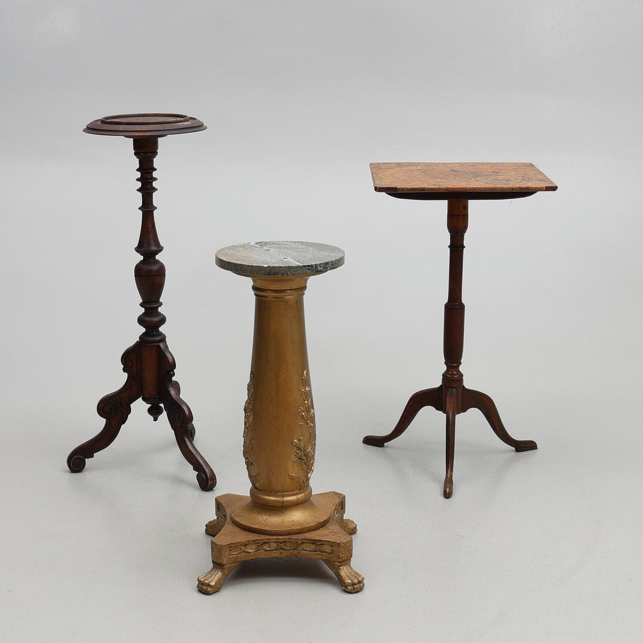 TAITETTAVA PÖYTÄ. Jalustat, 3 kpl.