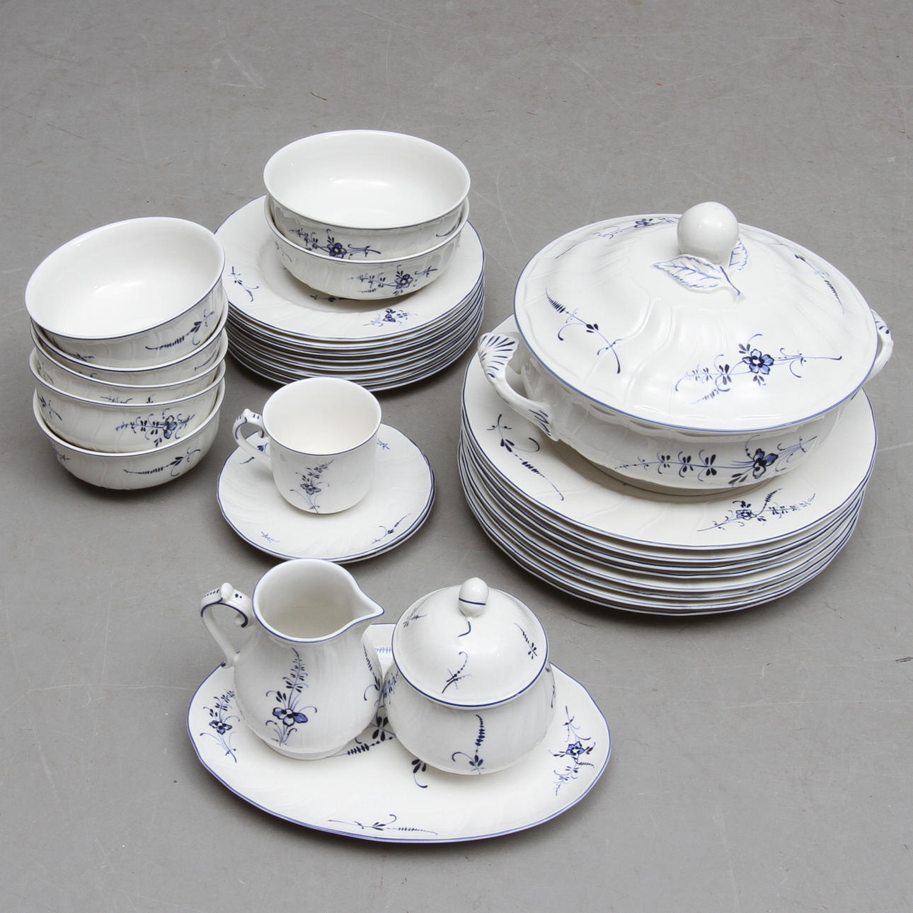 MATSERVIS, 28 delar, Villeroy & Boch, "Vieux Luxembourg", 2000-tal.