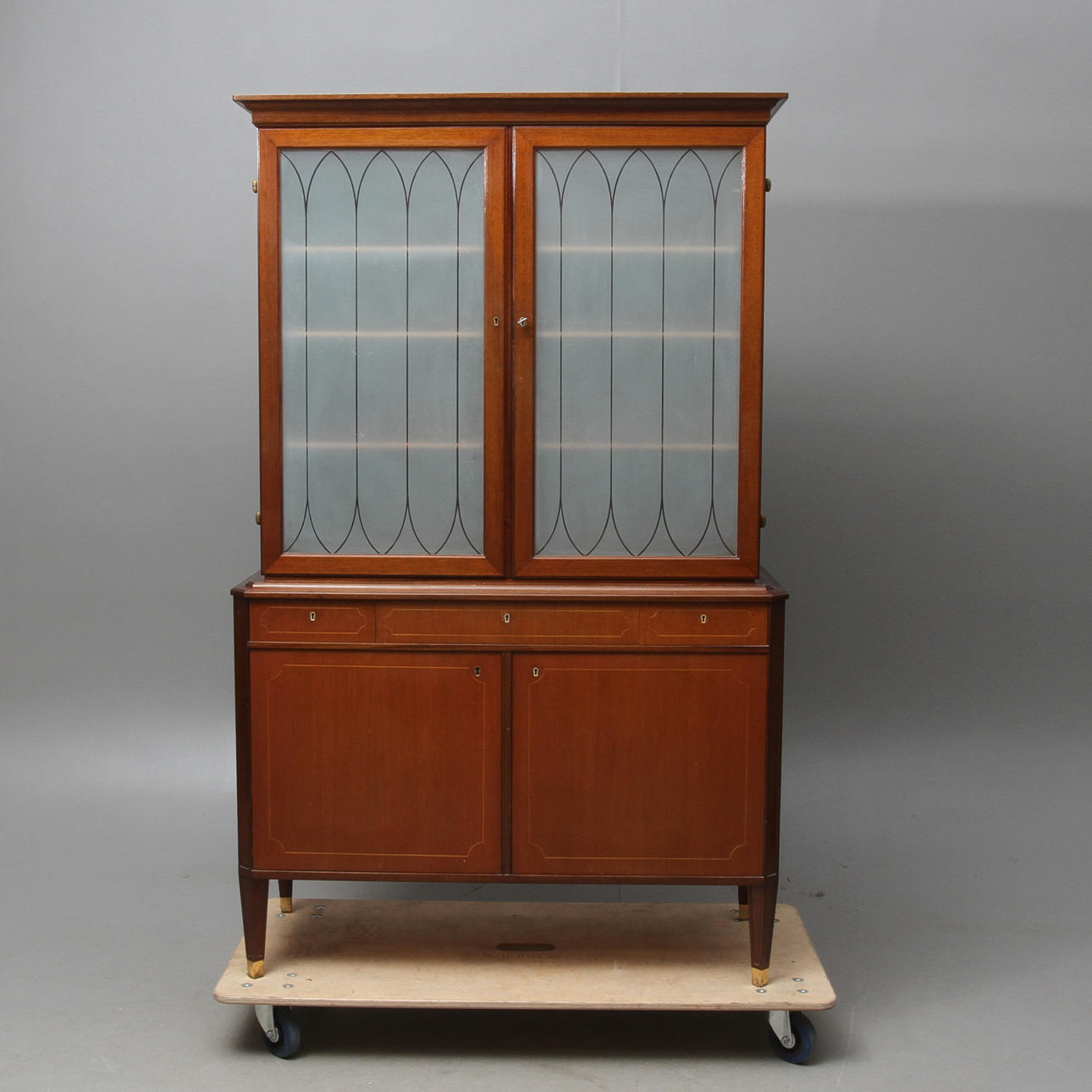 VITRINSKÅP, gustaviansk stil, A.-B. Förenade möbelfabrikerna Linköping, 1900-talets andra hälft.