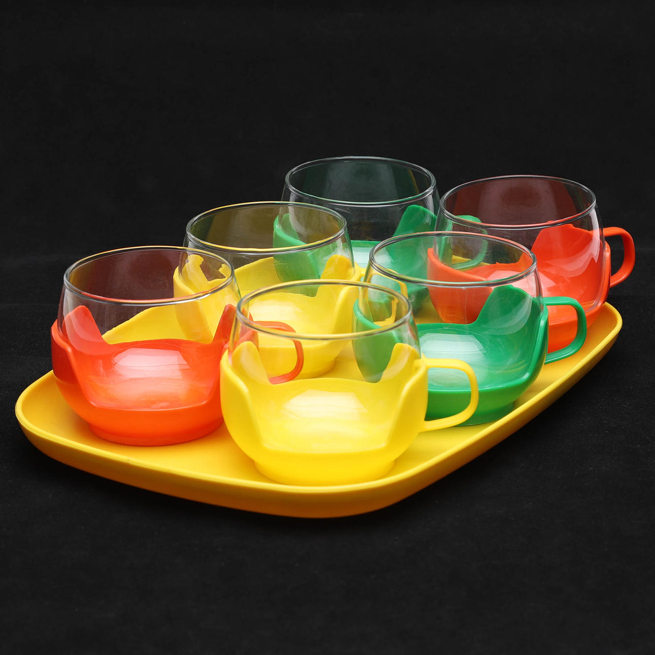 KAFFEMUGGAR / BRICKA, glas/plast, 1900-talets andra hälft.