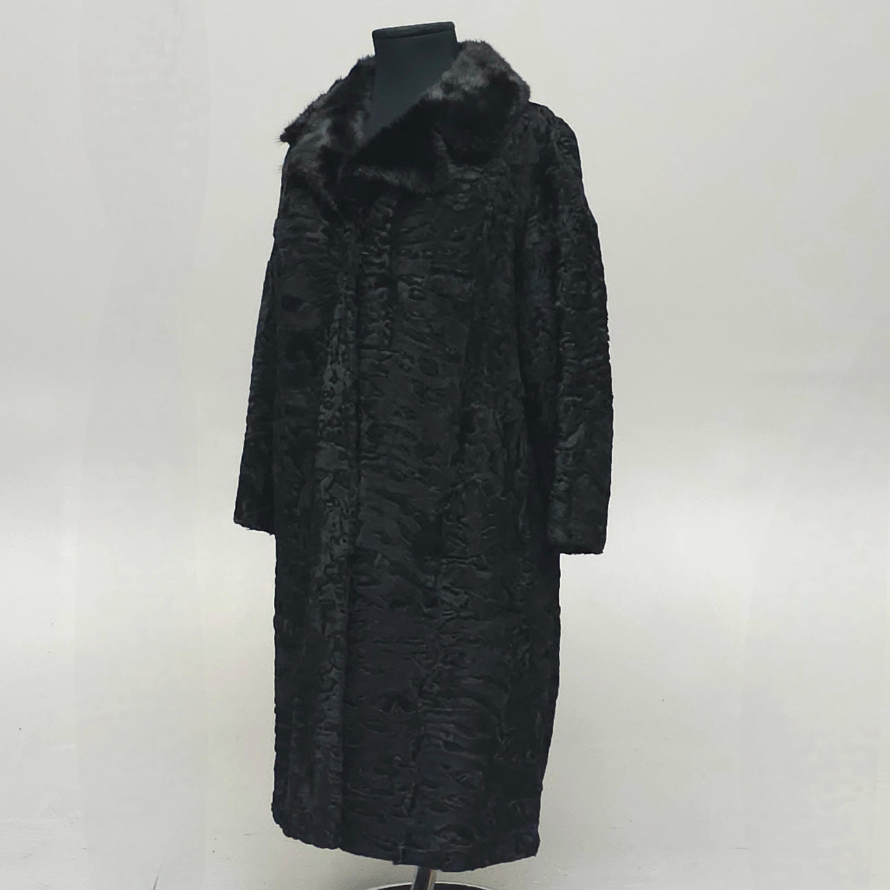 ABRIGO EN SUAKARA EN COLOR NEGRO.