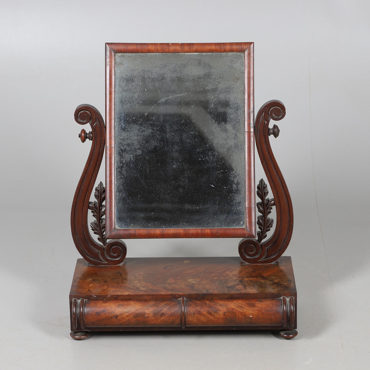 ET SENT REGENT MAHOGNI TOILETSPEJL.