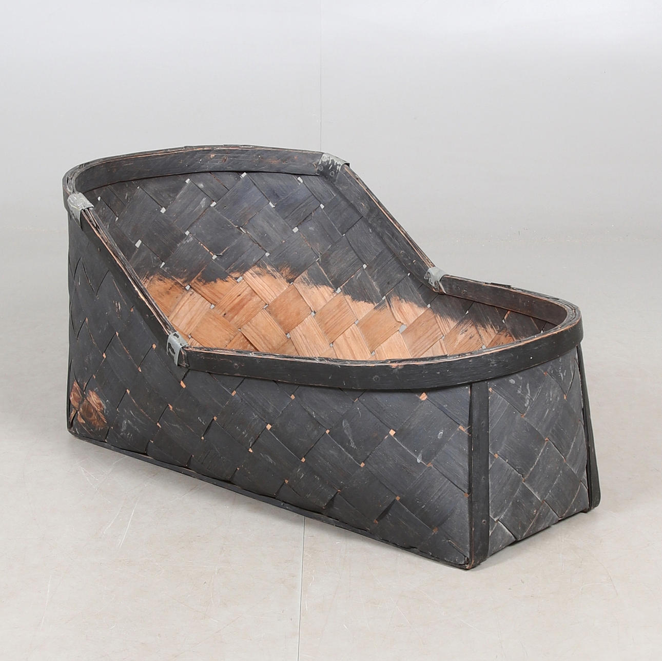 BARNKORG, spån med beslag av järn, 1900-tal.