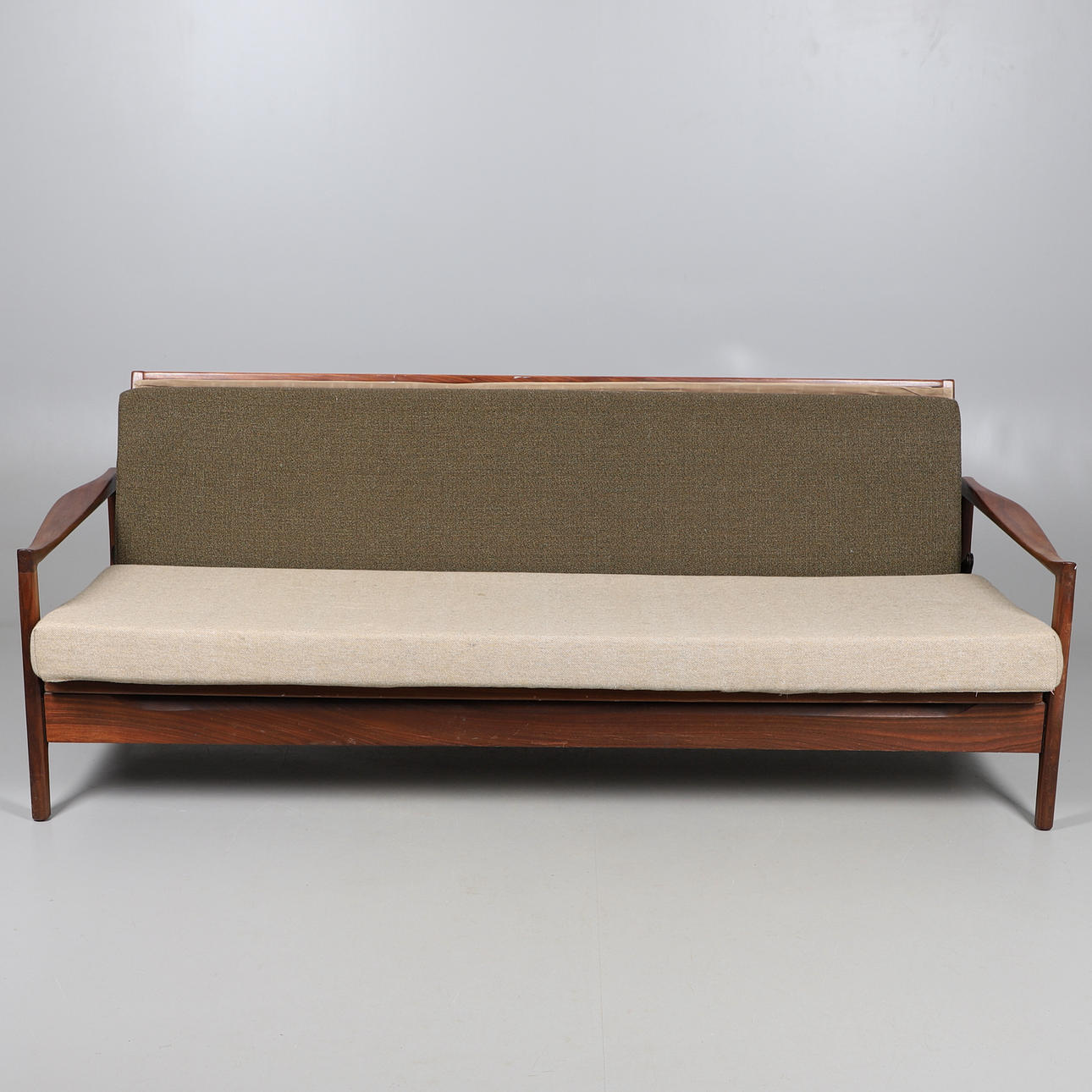 SOFÁ CAMA CINTIQUE DE TECA DE MEDIADOS DE SIGLO.