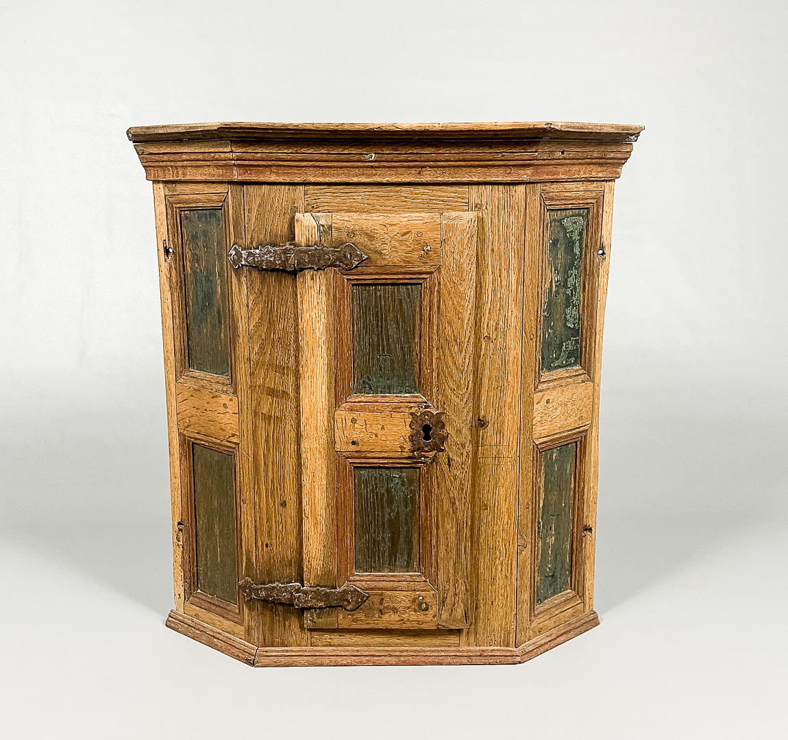 A common corner cabinet, 19th century.