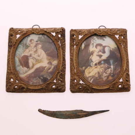 MINIATYRTAVLOR, 2 stycken, blandteknik, signerade Cocbain + kniv, brons.