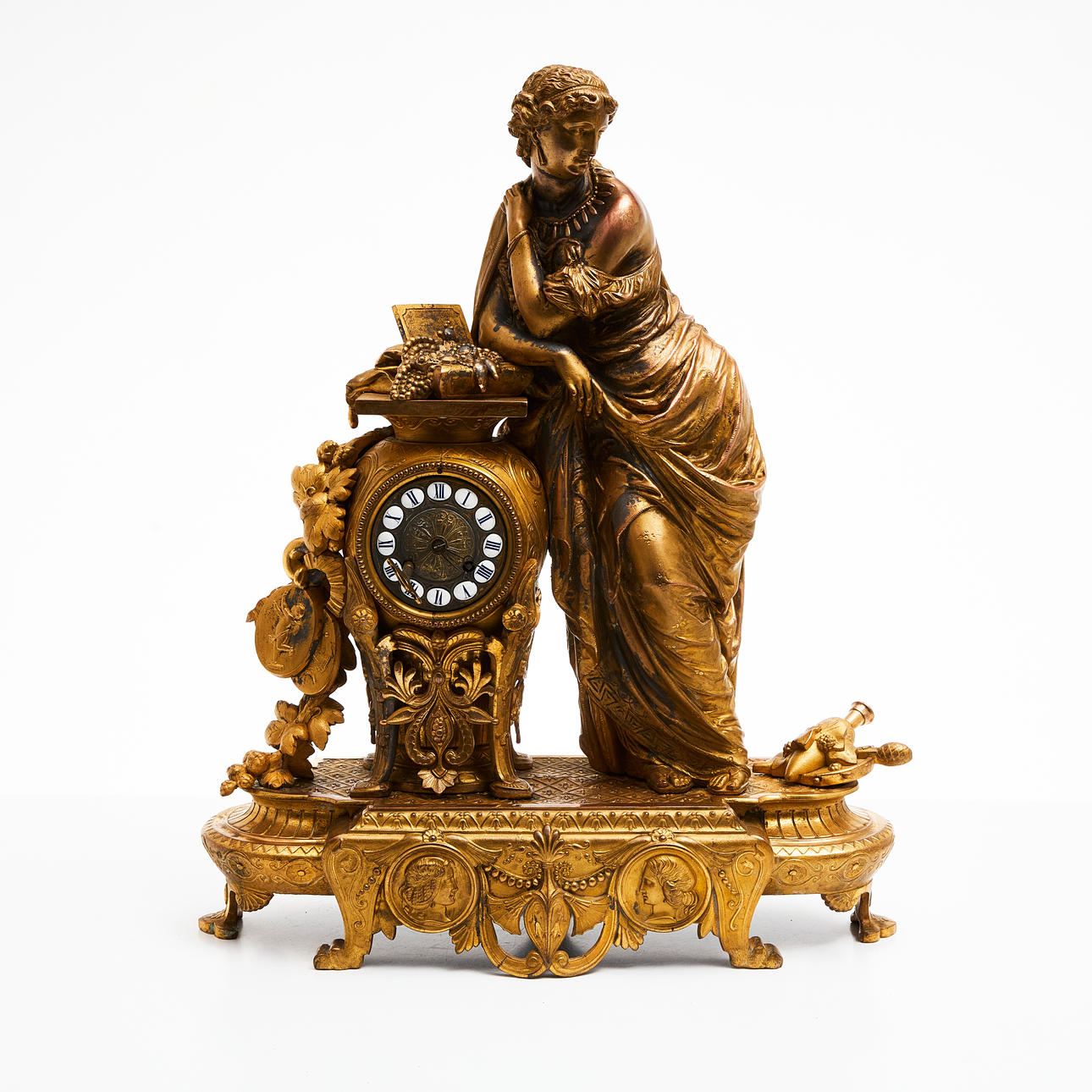 A 19th century table pendant.