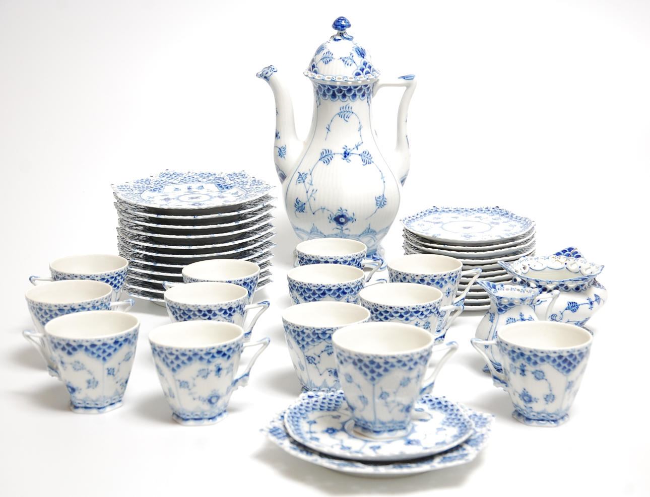 KAFFESERVIS, 39 delar porslin MUSSELMALET, helblond, halvblond, Royal Copenhagen 1: sort.