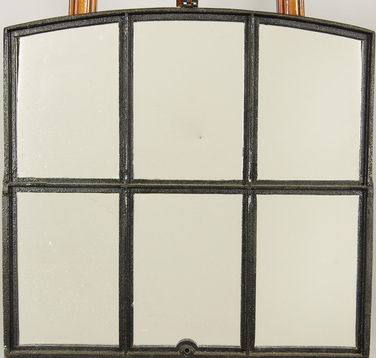 SPEGEL av stallfönster, järnram.