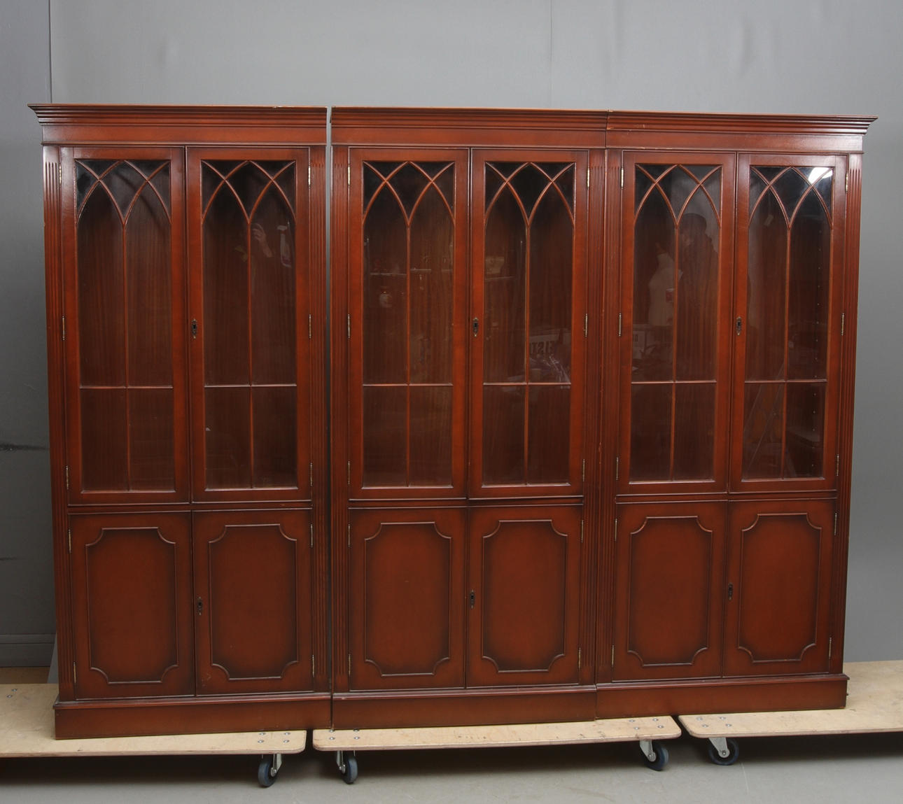 BOKHYLLA, 3 sektioner, engelsk stil, 2000-tal.