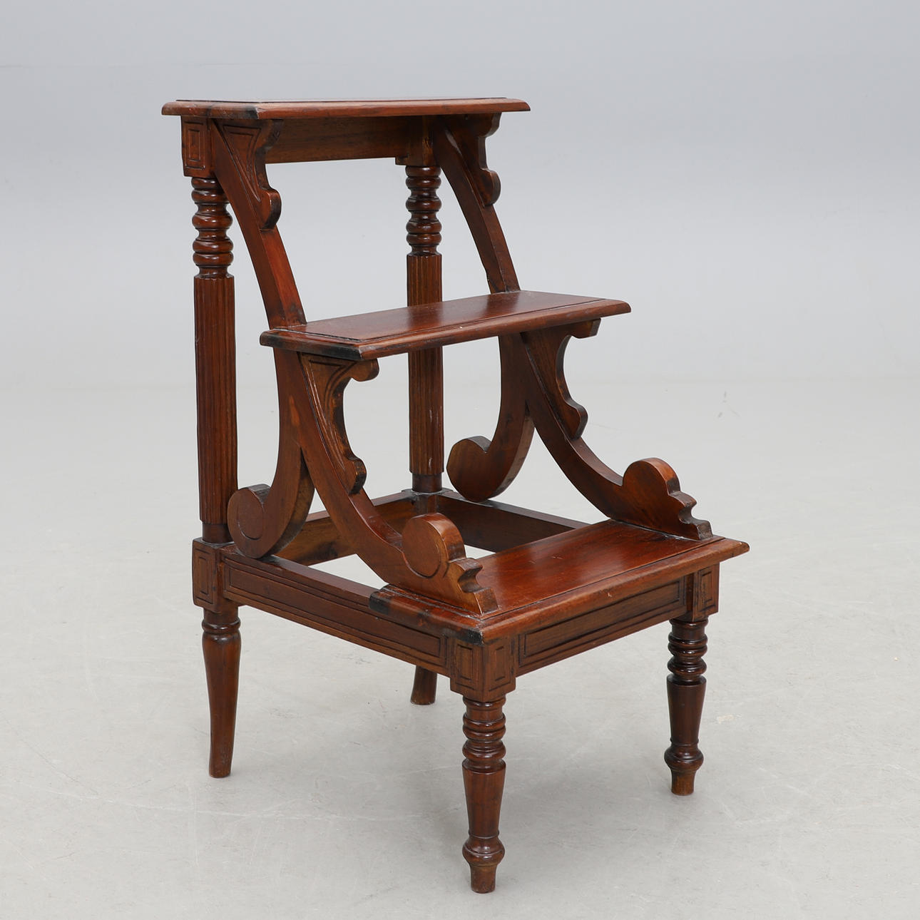 BIBLIOTEKSSTEGE / -TRAPPA, engelsk stil, 1900-tal.