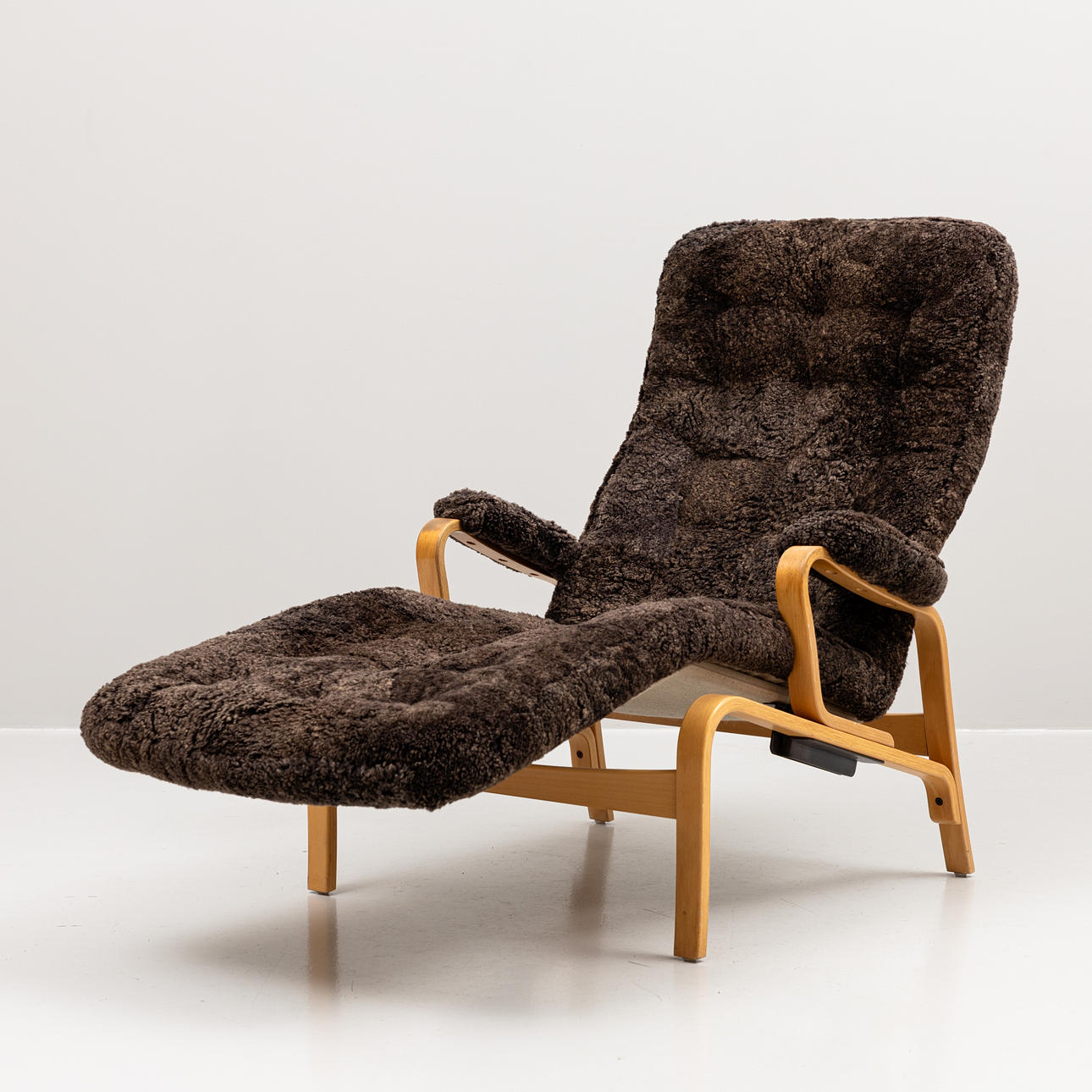 SAM LARSSON. Sillón reclinable «Fenix» para Dux, madera doblada.