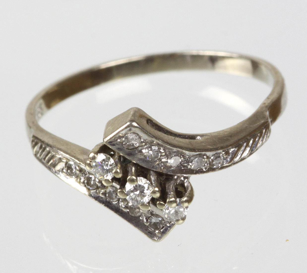 RING, 13 briljantslipade diamanter, 585 vitguld.