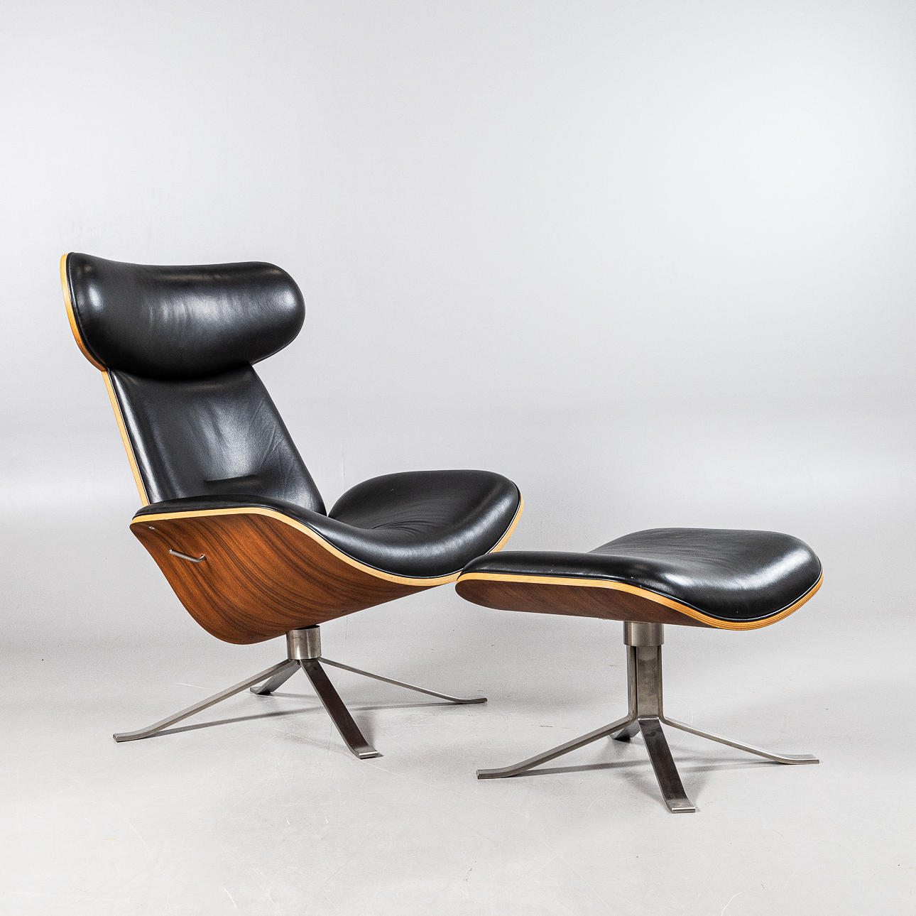 OLAV ELDØY, un sillón y reposapiés «Hawk».