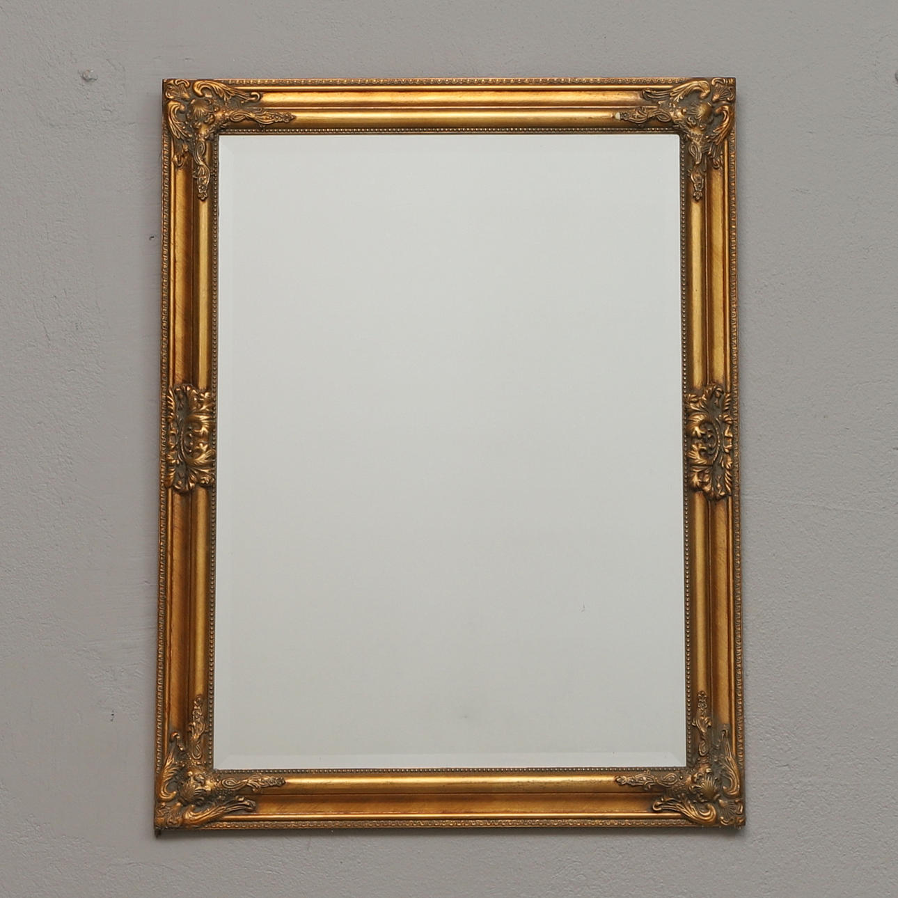 SPEGEL, samtida, guldfärgad ram.