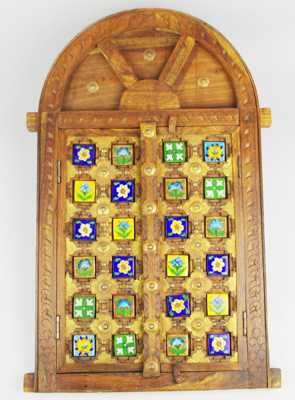 FÖNSTERLUCKA, trä/kakel med mässingsbeslag.