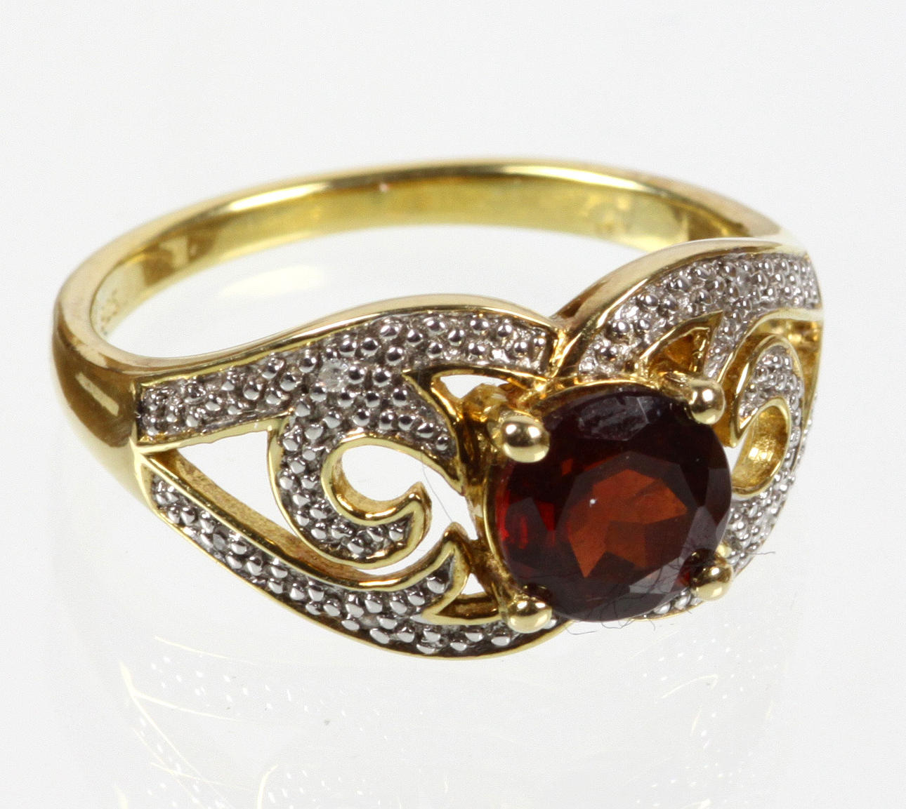 RING, granat, 6 briljantslipade diamanter, silverpläterad.