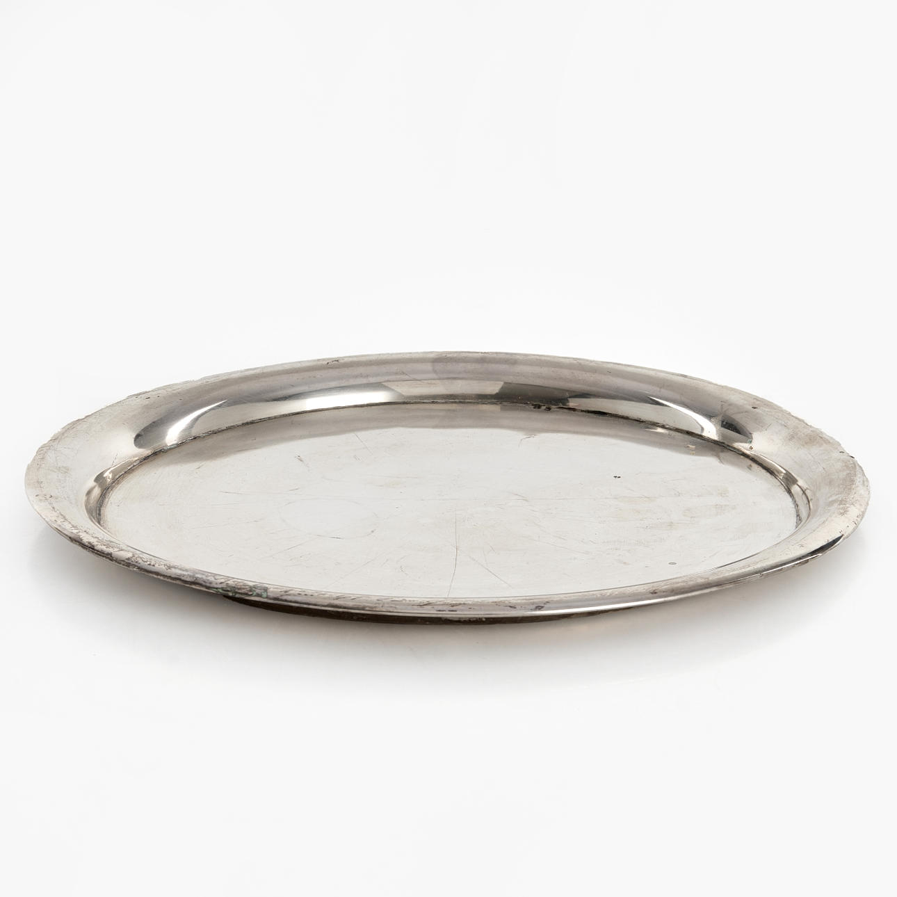 BANDEJA PARA SERVIR, plateada, redonda.