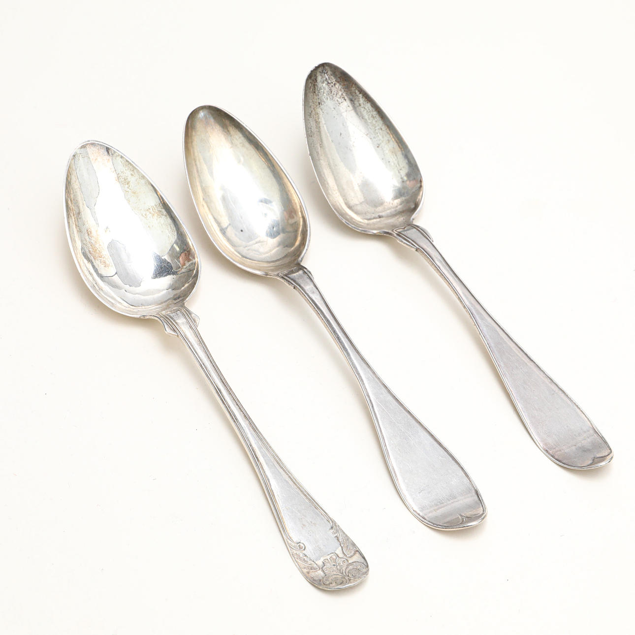 SILVERSKEDAR, tre stycken, 1800-tal, graverade.