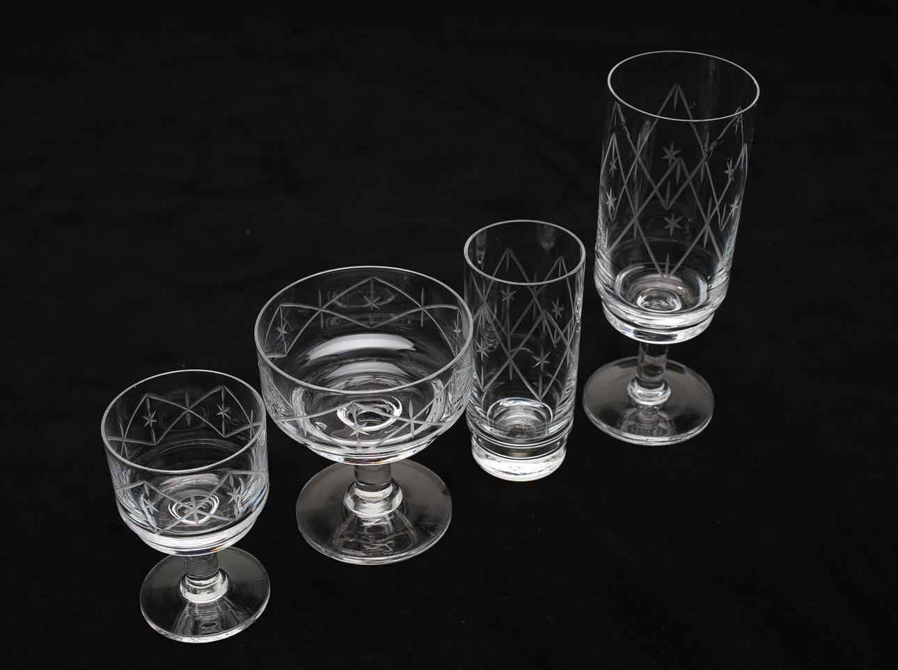 GLASSERVIS, kristall, 40 delar, Kosta. Slipad stjärndekor.