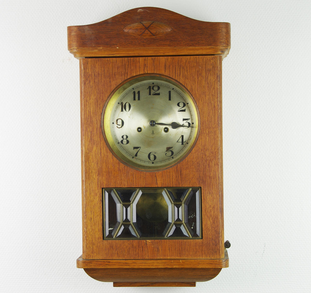 VÄGGUR, Gustav Becker, ek med fasettslipat glas, tidigt 1900-tal.