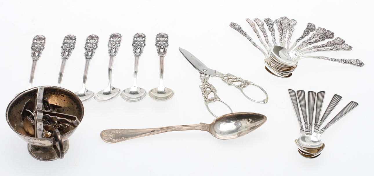 SILVERFÖREMÅL, vikt ca 339,3 gram och KAKTÅNG, silver/rostfritt.