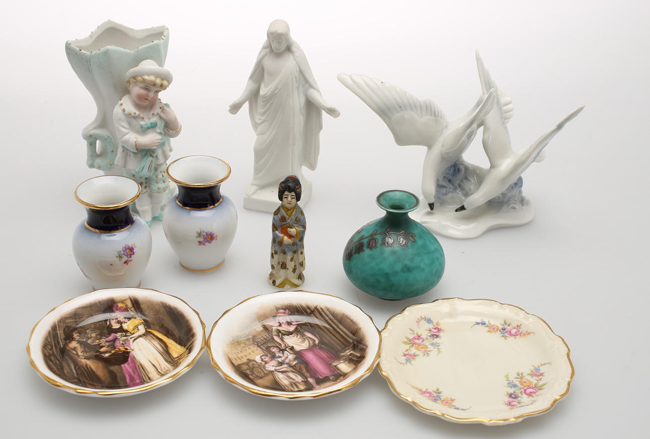 PORCELAIN OBJECTS, 10 pieces.