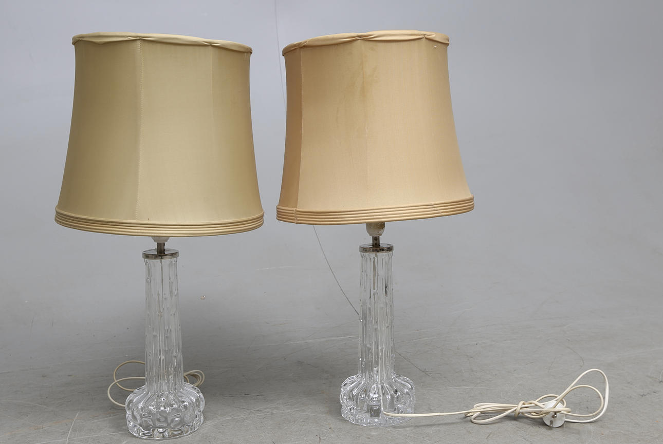 BORDSLAMPOR, ett par, glas, Carl Fagerlund, Orrefors, 1900-talets andra hälft, signerade.