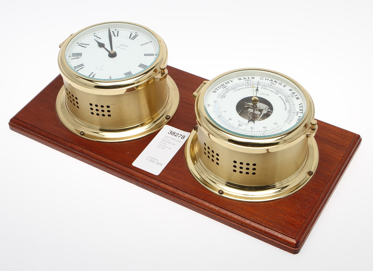 SKEPPSKLOCKA OCH BAROMETER. Schatz, montered på träplatta.